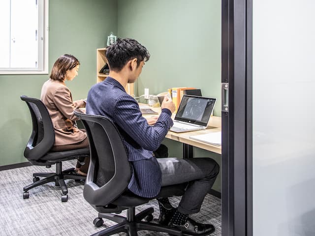個室_2名個室。鍵付きオフィスとなっておりプライバシーにも配慮されています。