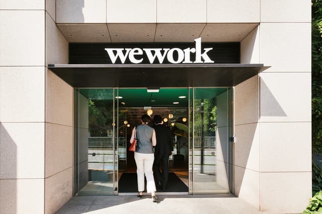 外観_エントランスです。大きなWeWorkのロゴが目印です。©WeWork