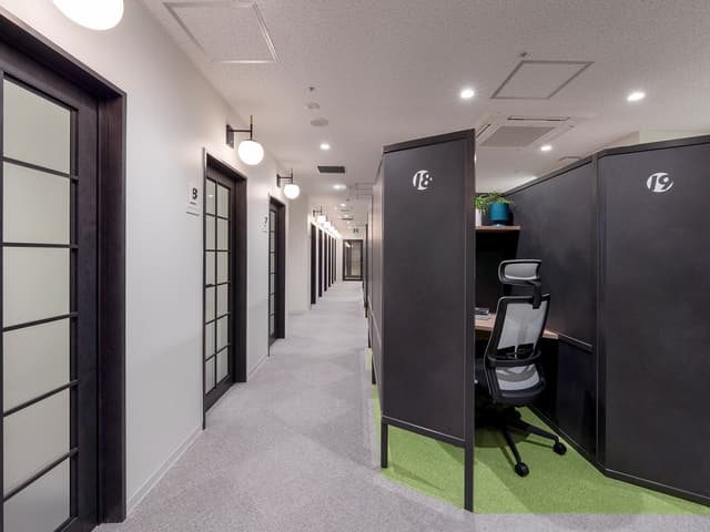 専用デスク_専用ロッカー付きの固定席となっており、周囲を気にせず作業に取り組めます。