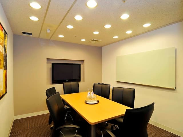 共用部_会議室。モニターが完備されておりWEB会議などにも対応可能です。