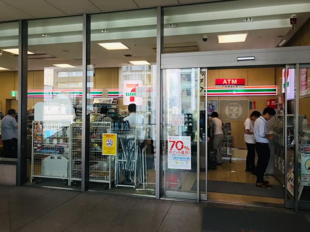 周辺のコンビニ_ビル内にコンビニがあります。ランチに困ることはなさそうですね!