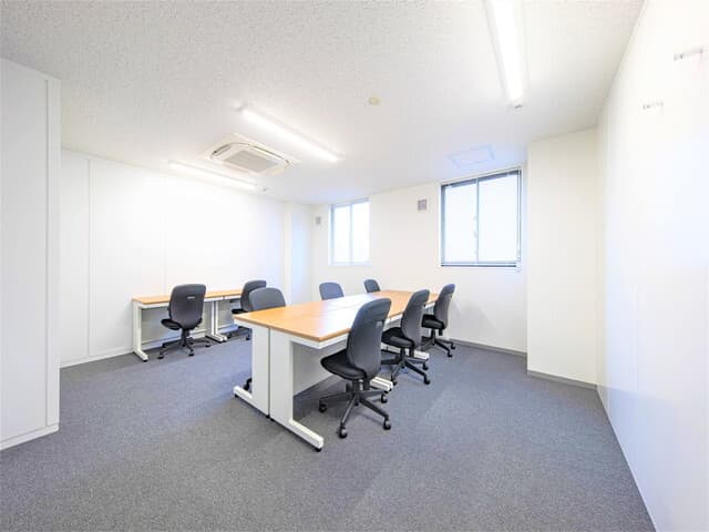 個室_オフィス家具は人数分を無料で利用できます。