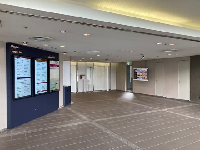 外観_エントランス。中央のモニターに社名を表示することができます。オフィス会員とラウンジ会員(登記可)用の有料のサービスです。また、フロア案内や本日の予定が一目で分かるようになっています。