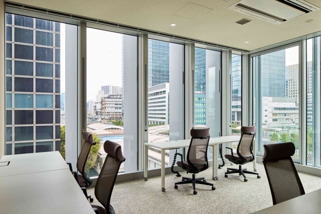 専有部_個室。家具、高速Wi-Fi完備ですぐにビジネスをスタートできます。