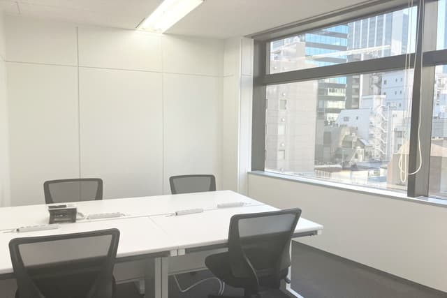 個室_4名用個室。窓有の西側に面した個室です。午後も陽ざしが入り明るいお部屋です。