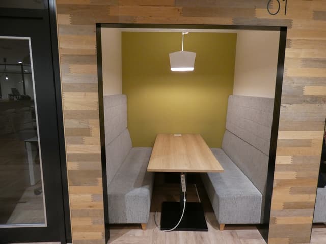 オープンスペース_ボックス席もあり、集中したい時に最適です