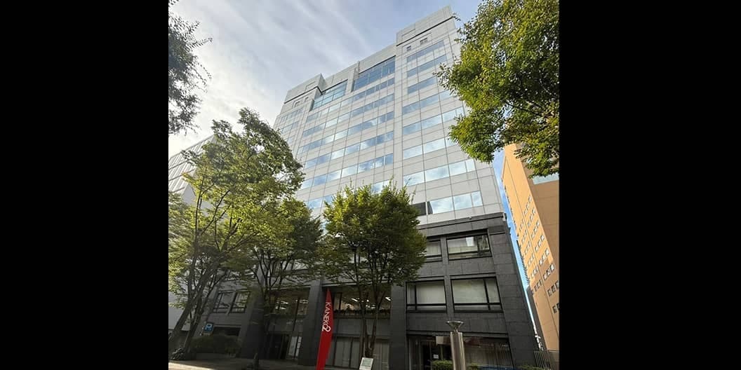 外観_新横浜駅から徒歩4分の場所にあります。©Regus
