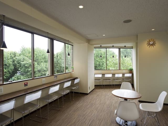 共用部_ビジネスラウンジ。入居者様同士のコミュニケーションを行うことができるスペースです。