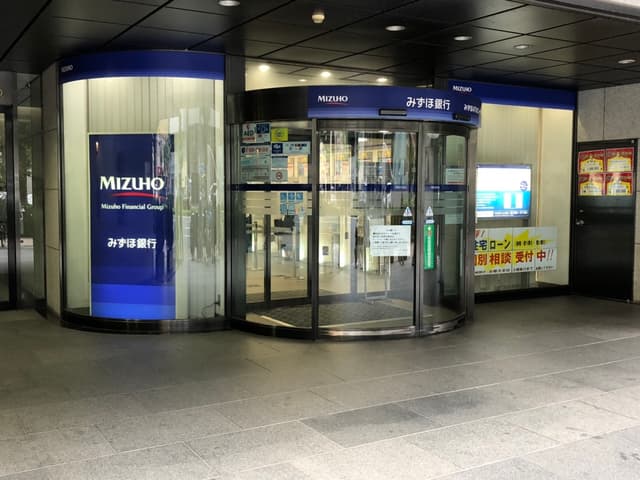 周辺の銀行_徒歩2分の所に、みずほ銀行新横浜支店があります。