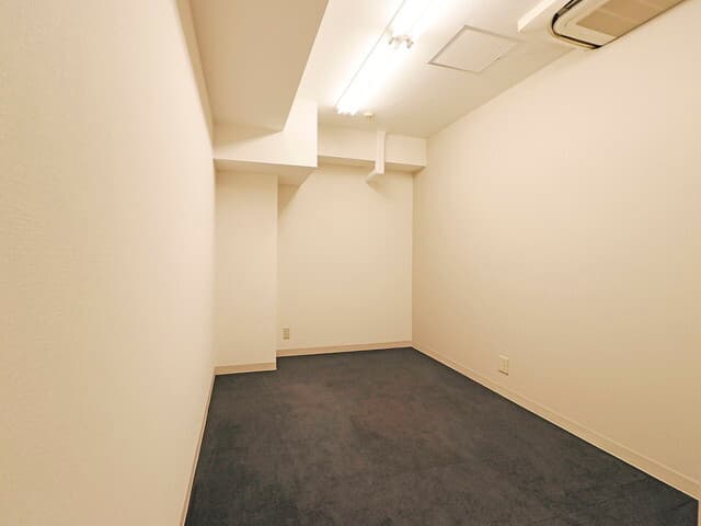 個室_内装はシンプルで落ち着いたものとなっており、気を散らすことなく作業が出来ます。