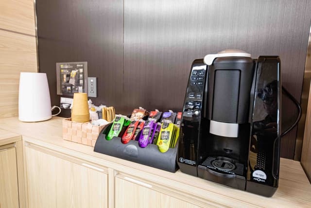 設備_コーヒー・紅茶・日本茶などが用意されたフリードリンクコーナーがございます