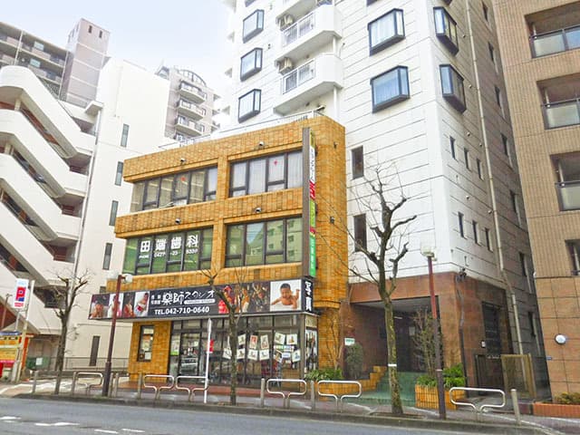 外観_タイル張りの外観です。オフィスは2階と3階です。