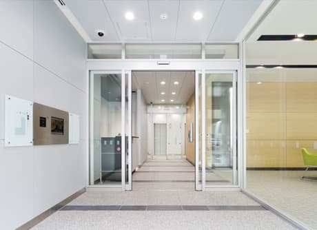 エントランス_清潔感のあるエントランスです