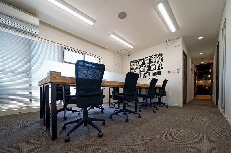 共用部_WORK LOUNGE。2種類の内装デザインのコワーキングエリアがあります。