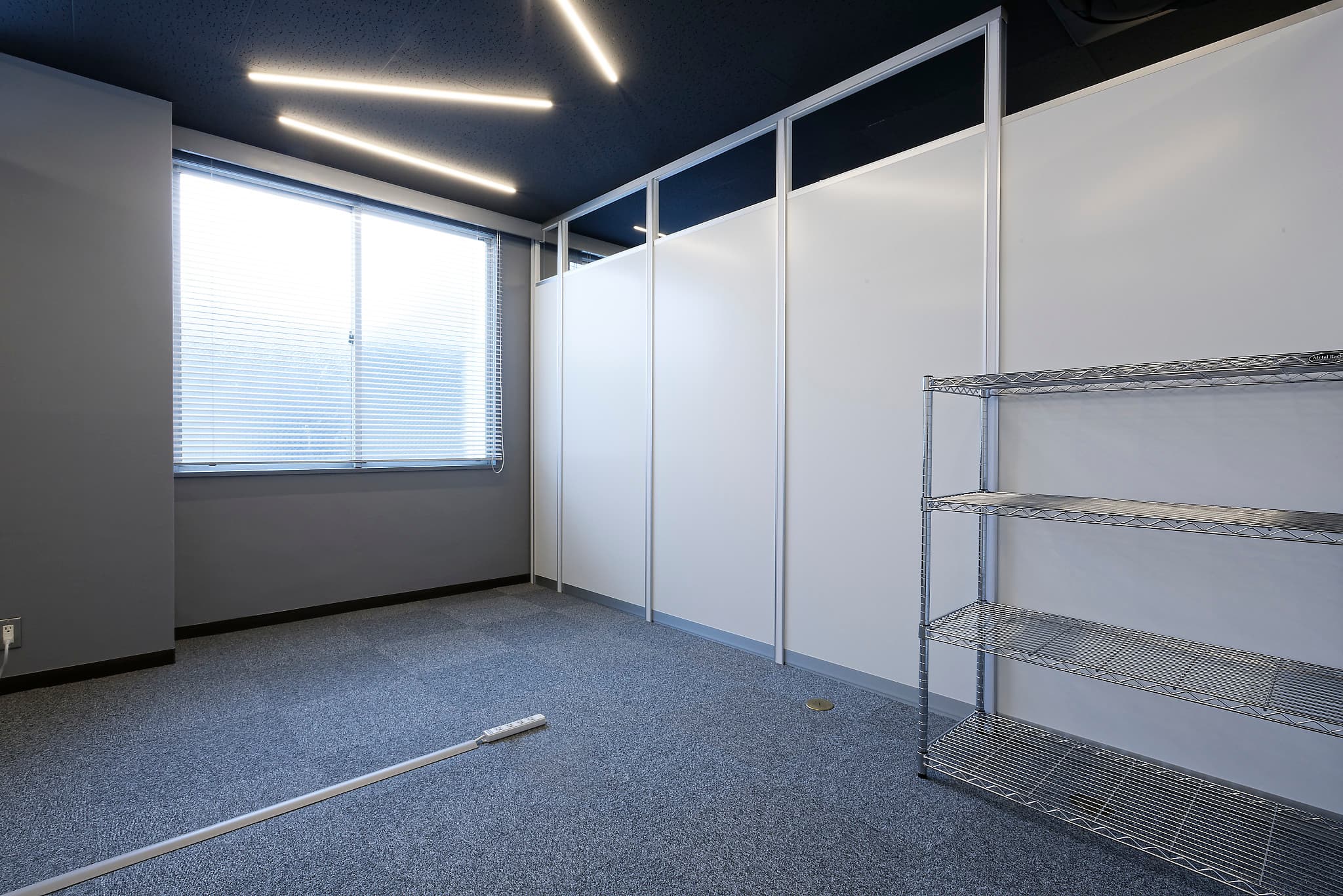 個室_お部屋によってはデスクも付いています。法人登記も可能です(有料)。