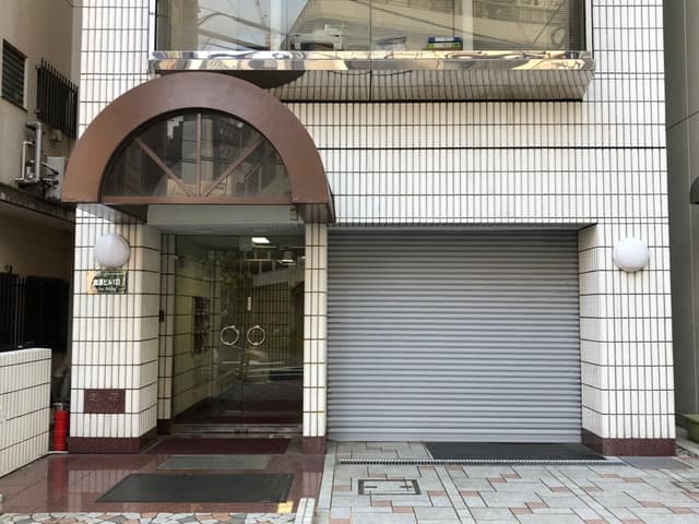 外観_建物の入り口部分の写真です。