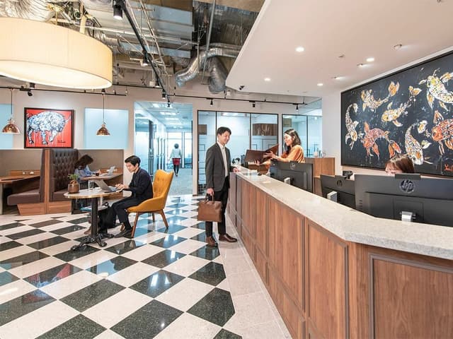 エントランス。専門スタッフが常駐しており、ビジネスに関する相談や各種サービスの提供を行っています。