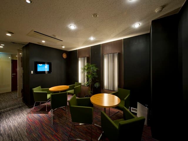 共用部_ビジネスラウンジ。シックな雰囲気のラウンジスペースは休憩やミーティングなどにご利用いただけます。