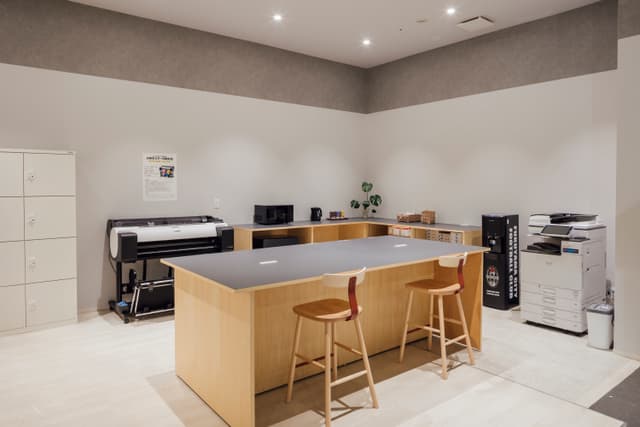 コワーキングスペースtovio_ラウンジスペースには、電子レンジ、複合機、ウォーターサーバーもご用意しております。