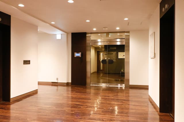 エントランス_新虎ノ門実業会館5階に位置しています。