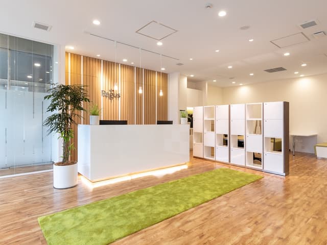 外観_受付。有人受付となっており、様々な受付サービスや秘書サービスを提供しています。©Regus
