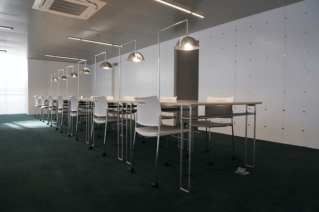 共用部_ワークプレイスです。余裕のある間隔でのびのびと作業を進めることが出来ます。