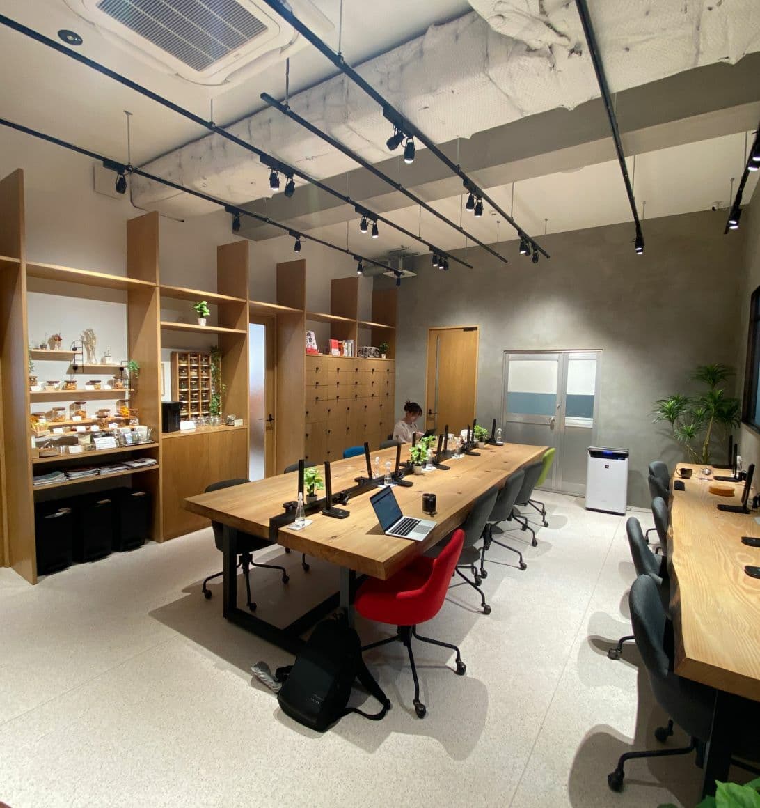 共有部_カフェエリア。広々としたテーブルで自由に作業ができます。