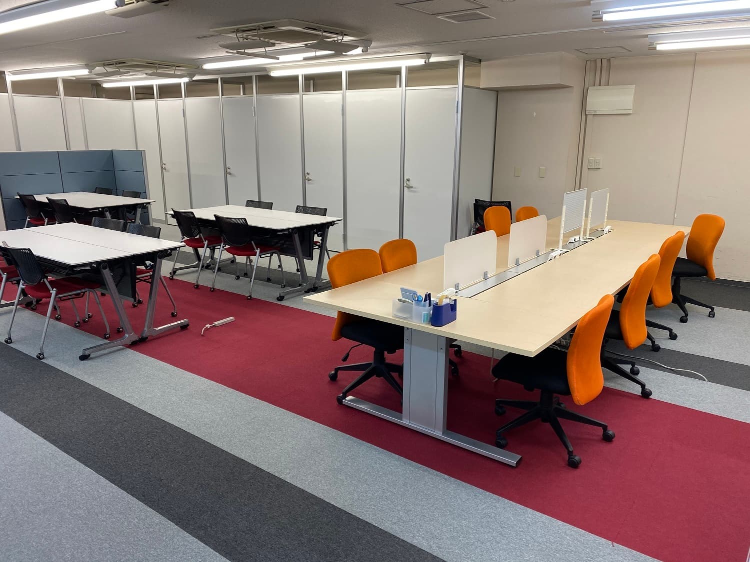 共用部_フリースペース。作業や打ち合わせに無料でお使いいただけるスペースです。
