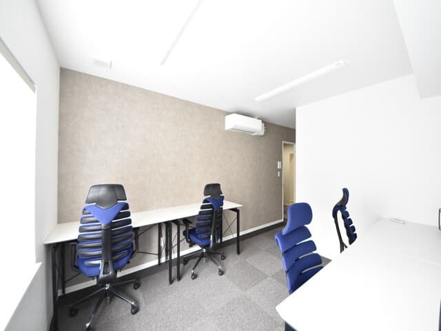 個室_自然光も取り入れ、広々とした明るいオフィスです。