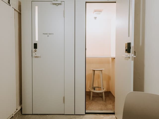 共用部_TELブース。地下に電話用ブースを設けており、WEB会議や電話の際に利用できます。(予約制)