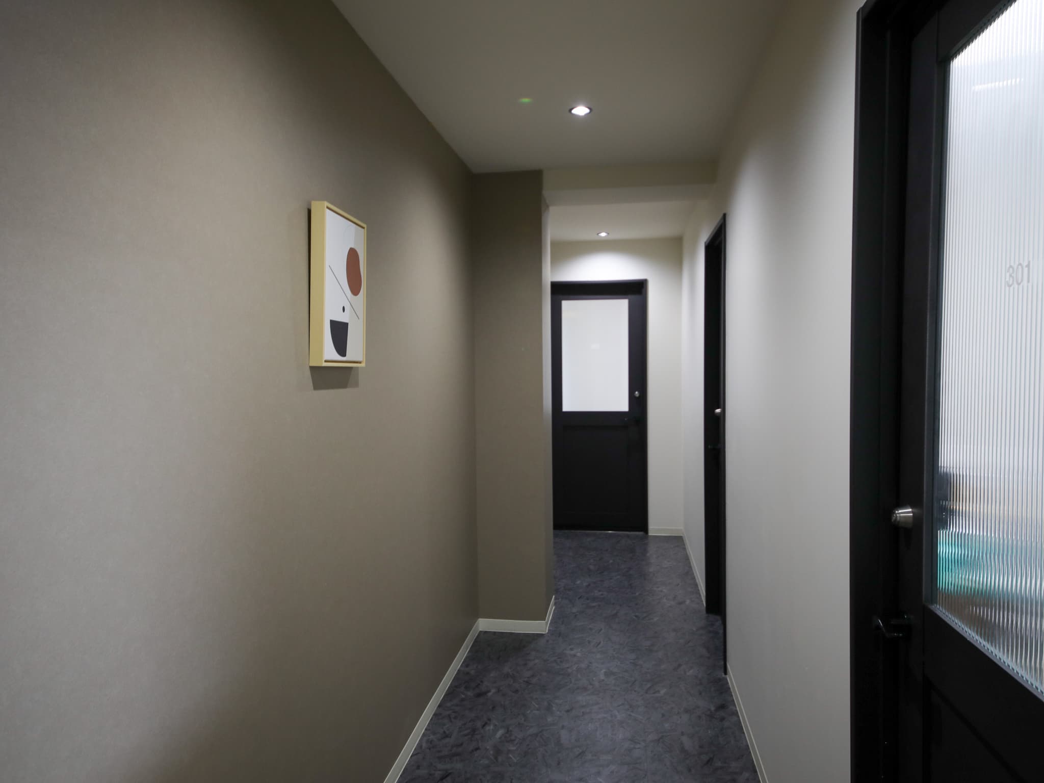 共用部_廊下。明るくシンプルなデザインのオフィス空間です。