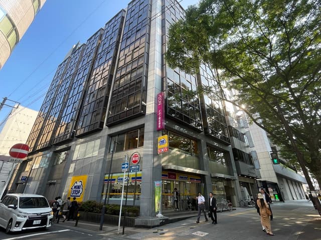外観_あおば通駅から徒歩2分の位置にあります。