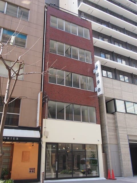 外観_レトロな雰囲気を感じるビル外観となっています。