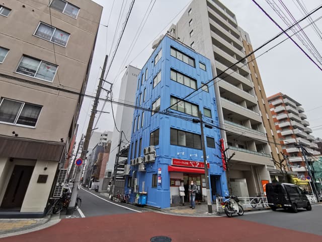 ビル外観。錦糸町駅から徒歩7分の場所にあります。