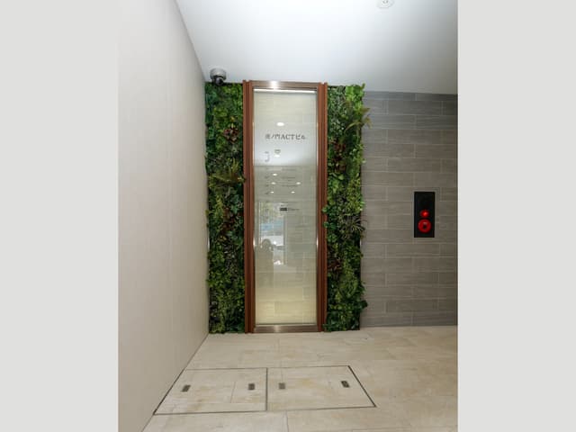 エントランスロビー。虎ノ門ACTビルの住所で会社登記することができます。