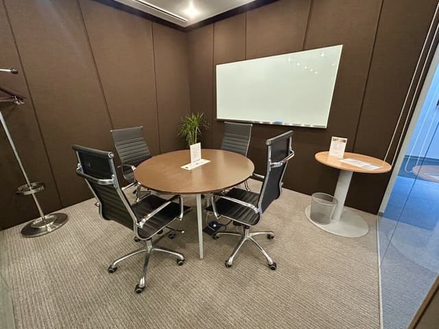 共用部_会議室。品川駅からすぐ近くの場所に位置しているため、お客様をオフィスに呼ぶ際に安心です。