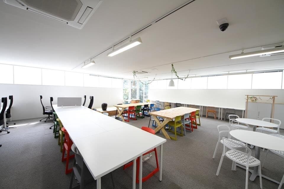 Frexエリア_カラフルな椅子の並ぶポップなワークスペースです