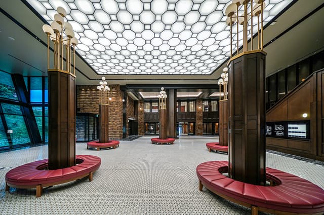 共用部_プラザホール。歴史的建造物の意匠を残したデザインです。