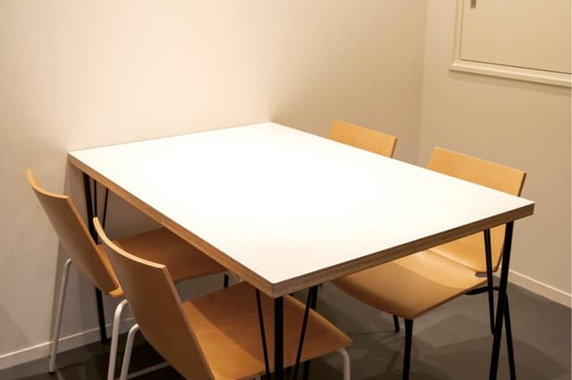 会議室_2~4人で使うことのできる個室の会議室です。