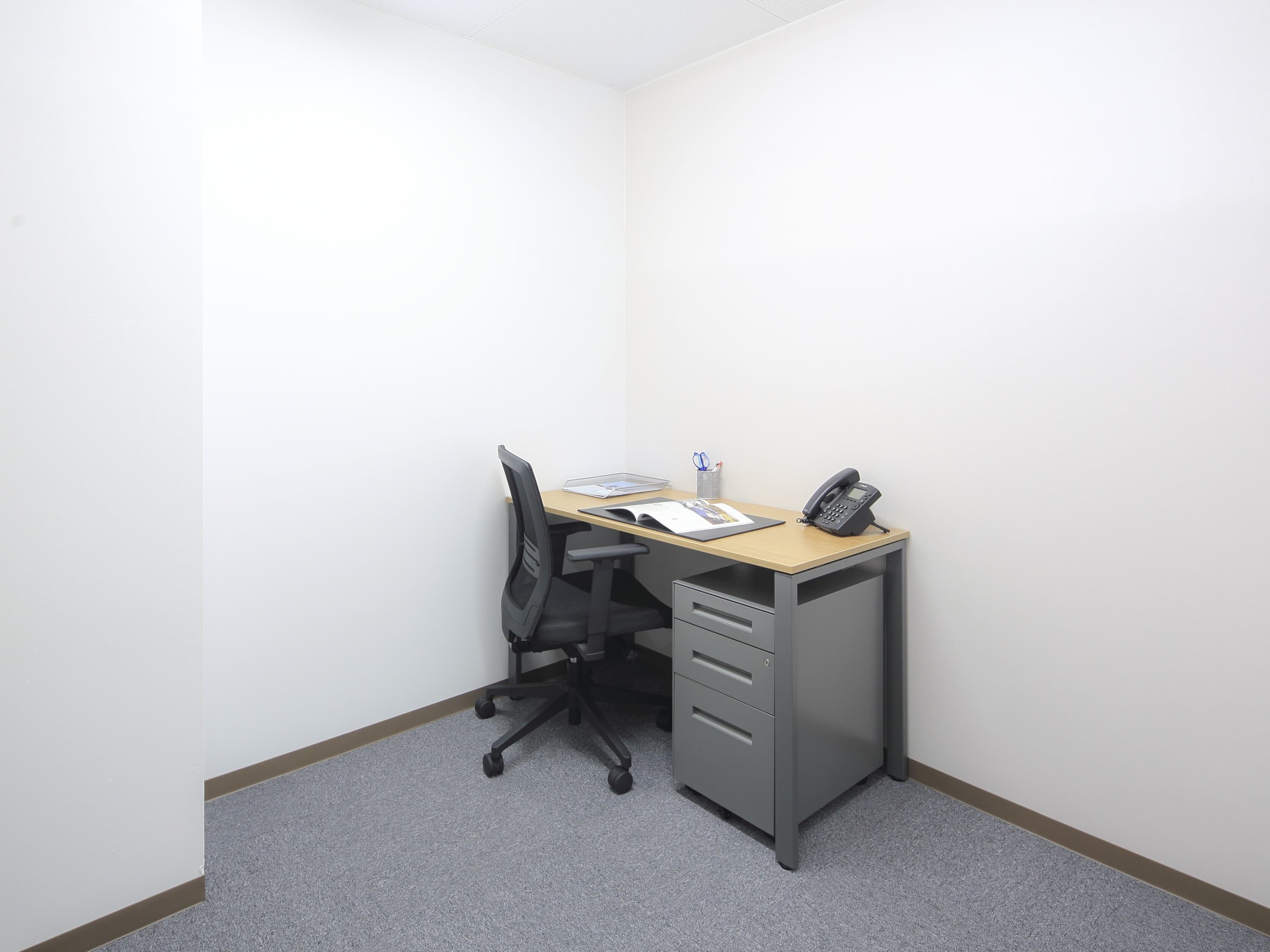 個室_机や椅子、デスクワゴンなどの家具が備え付けとなっているため、入居してすぐに仕事が開始できます。