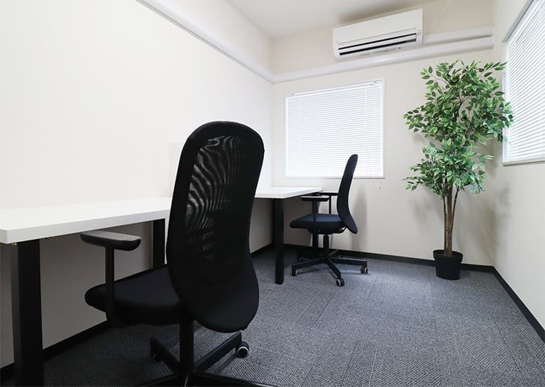 専有部_個室。デスク・椅子・棚の家具付きです。