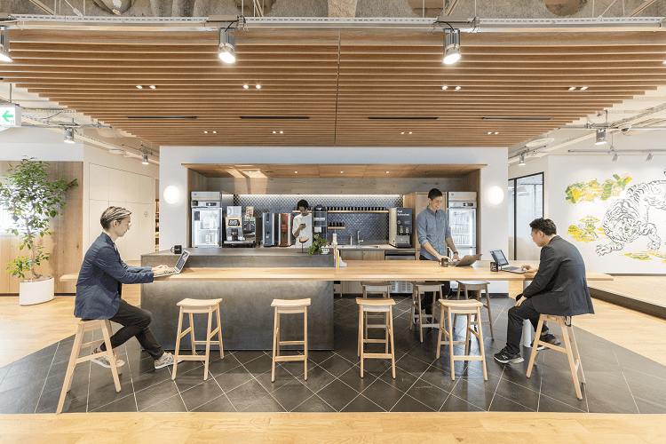 共用部_パントリー。リフレッシュできるキッチンには様々な設備が整っています。©WeWork※写真はイメージです。
