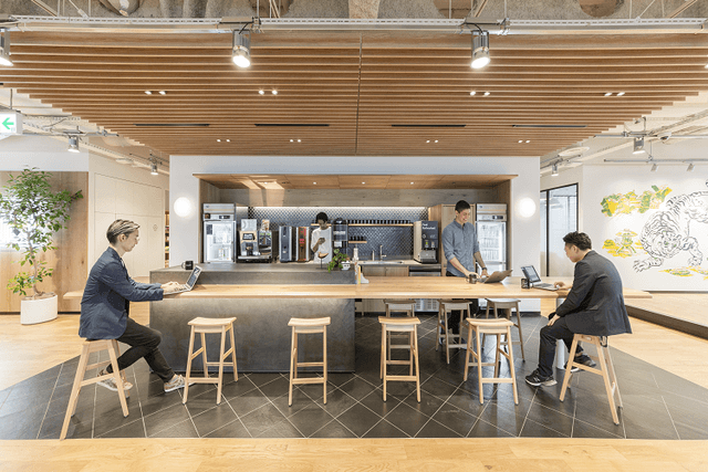 共用部_パントリー。リフレッシュできるキッチンには様々な設備が整っています。©WeWork※写真はイメージです。
