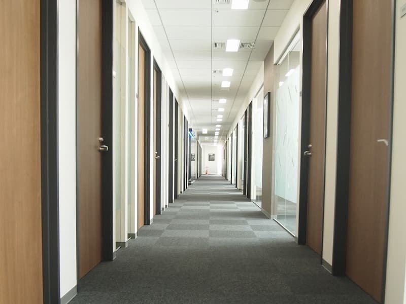 共用部_廊下。各個室のプライバシーが確保されています。