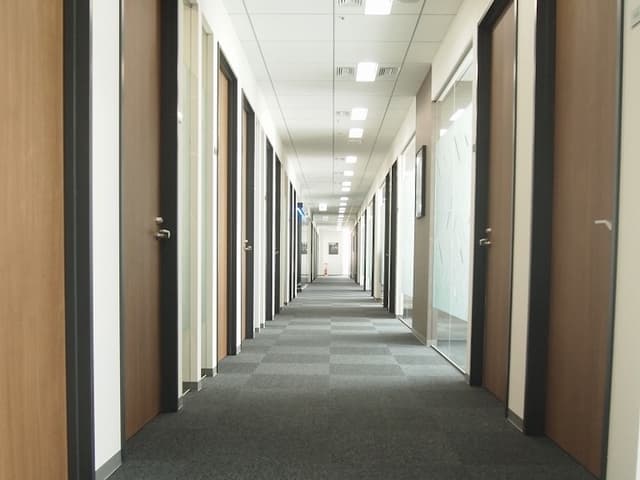 共用部_廊下。各個室のプライバシーが確保されています。