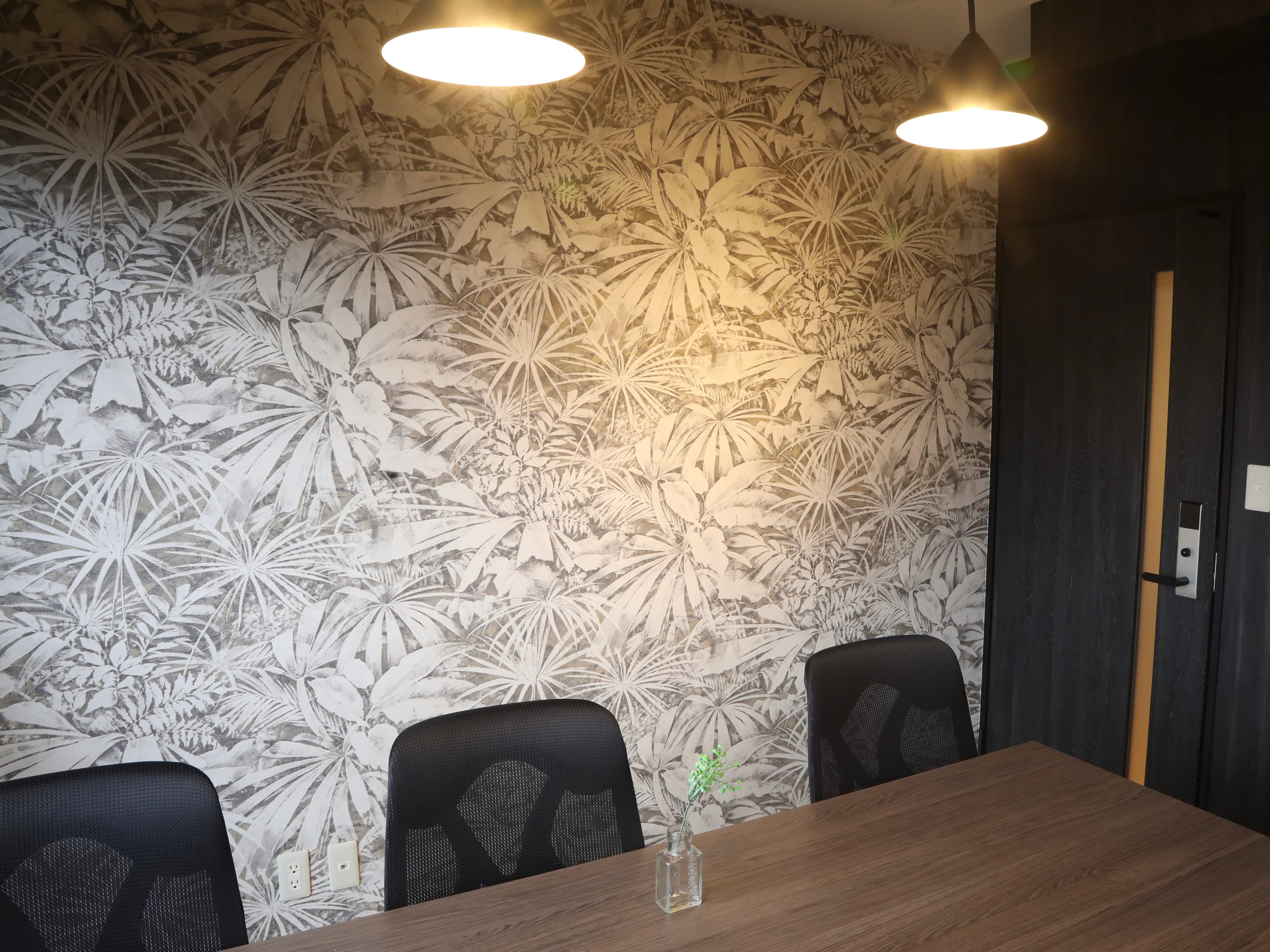 共用部_ミーティングルーム。おしゃれで落ち着いた印象の会議室です。個室タイプなのでプライバシーが守られます。