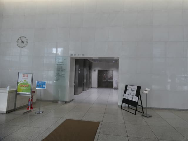 エントランスロビー_白を基調とした爽やかなロビーです