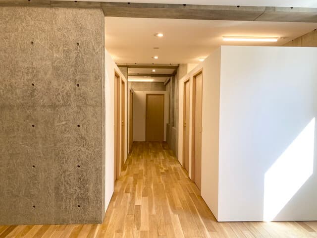 共用部_通路。木材を基調とした落ち着いた雰囲気の内装です。