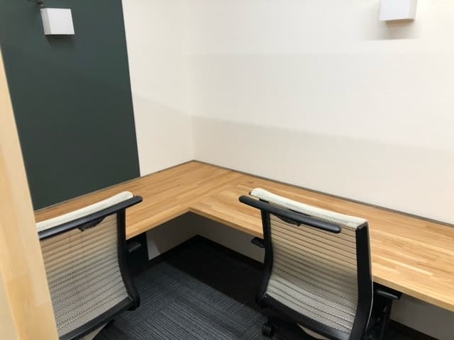 個室_シンプルなオフィスでビジネス・勉強のみに集中することが出来ます。
