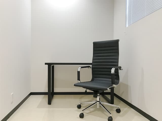専有部_個室。机・椅子がついており、入居後すぐにご利用いただけます。
